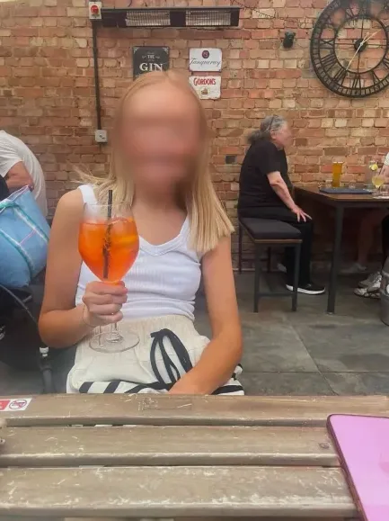Claudia, 26